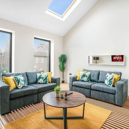 Tottenham- Exquisite 4-Bed Retreat With Ping Pong And Pool - Sleeps 7, Free Parking, Contractors & Long Stays Welcome Londen Buitenkant foto