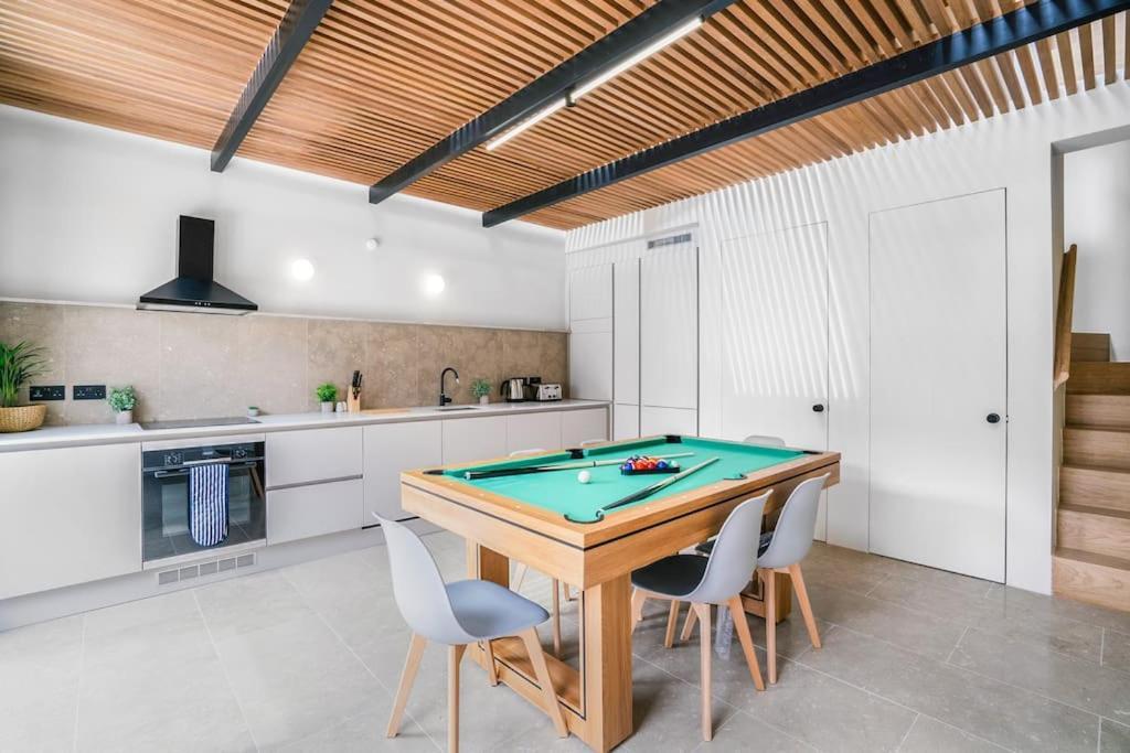 Tottenham- Exquisite 4-Bed Retreat With Ping Pong And Pool - Sleeps 7, Free Parking, Contractors & Long Stays Welcome Londen Buitenkant foto