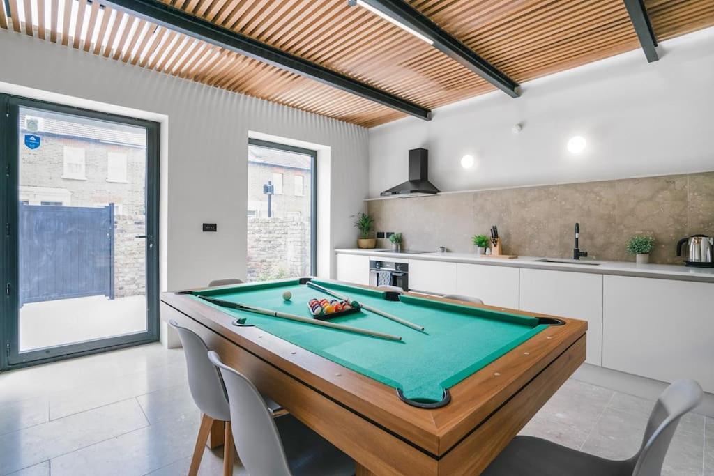 Tottenham- Exquisite 4-Bed Retreat With Ping Pong And Pool - Sleeps 7, Free Parking, Contractors & Long Stays Welcome Londen Buitenkant foto
