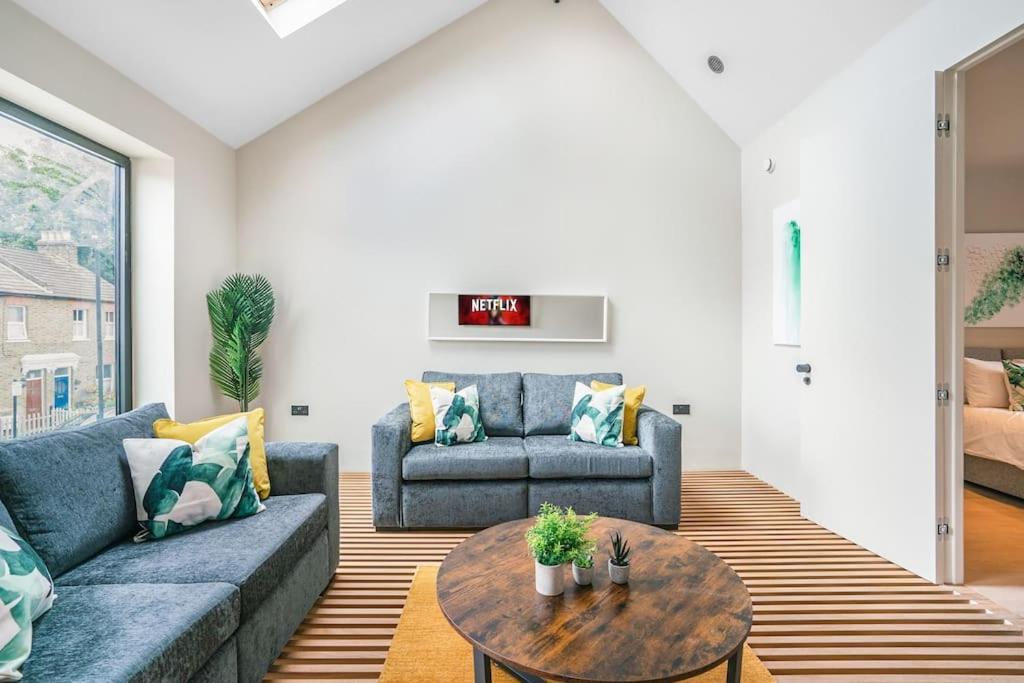 Tottenham- Exquisite 4-Bed Retreat With Ping Pong And Pool - Sleeps 7, Free Parking, Contractors & Long Stays Welcome Londen Buitenkant foto