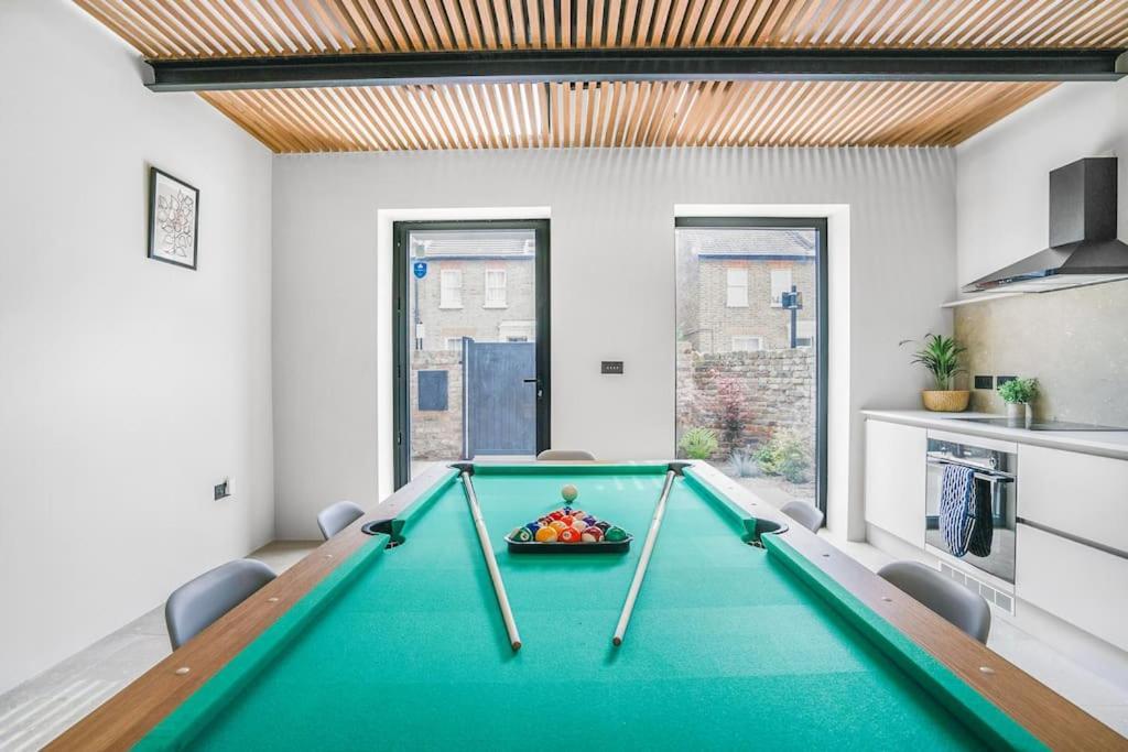 Tottenham- Exquisite 4-Bed Retreat With Ping Pong And Pool - Sleeps 7, Free Parking, Contractors & Long Stays Welcome Londen Buitenkant foto