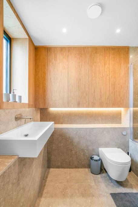 Tottenham- Exquisite 4-Bed Retreat With Ping Pong And Pool - Sleeps 7, Free Parking, Contractors & Long Stays Welcome Londen Buitenkant foto
