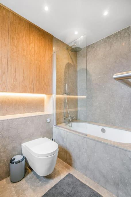 Tottenham- Exquisite 4-Bed Retreat With Ping Pong And Pool - Sleeps 7, Free Parking, Contractors & Long Stays Welcome Londen Buitenkant foto