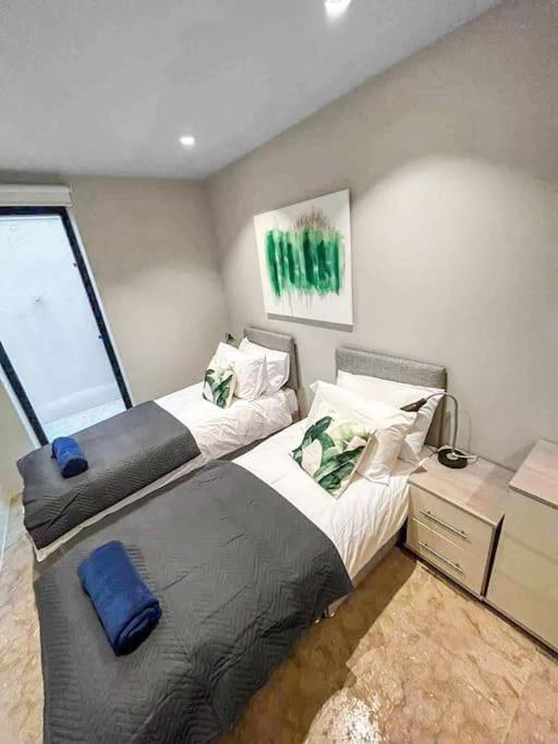 Tottenham- Exquisite 4-Bed Retreat With Ping Pong And Pool - Sleeps 7, Free Parking, Contractors & Long Stays Welcome Londen Buitenkant foto