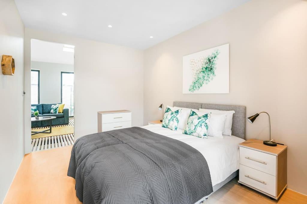 Tottenham- Exquisite 4-Bed Retreat With Ping Pong And Pool - Sleeps 7, Free Parking, Contractors & Long Stays Welcome Londen Buitenkant foto