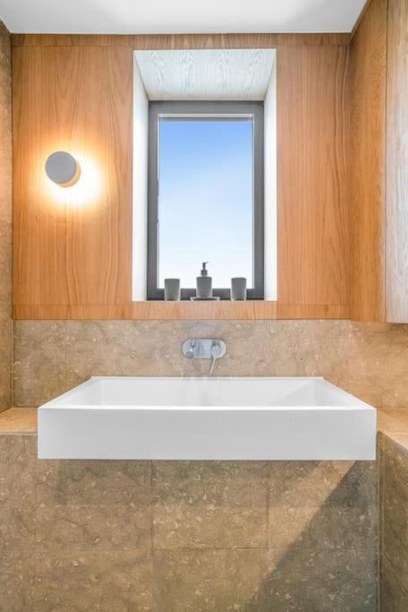 Tottenham- Exquisite 4-Bed Retreat With Ping Pong And Pool - Sleeps 7, Free Parking, Contractors & Long Stays Welcome Londen Buitenkant foto