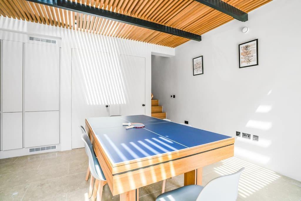 Tottenham- Exquisite 4-Bed Retreat With Ping Pong And Pool - Sleeps 7, Free Parking, Contractors & Long Stays Welcome Londen Buitenkant foto