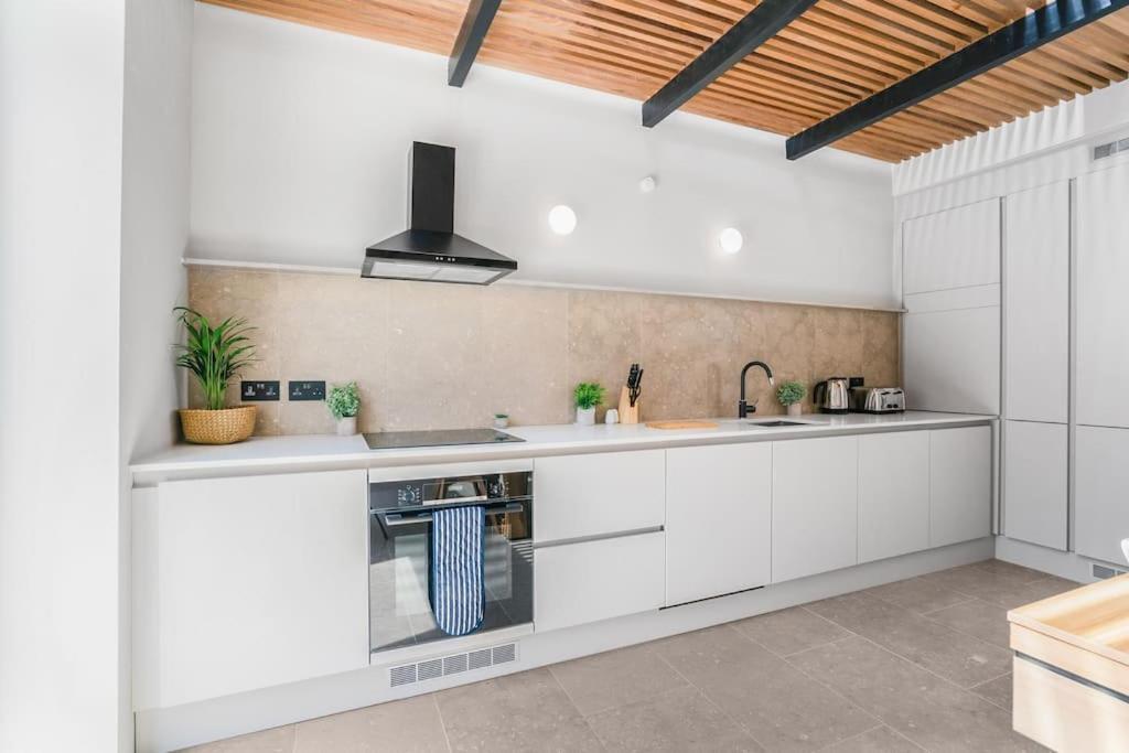Tottenham- Exquisite 4-Bed Retreat With Ping Pong And Pool - Sleeps 7, Free Parking, Contractors & Long Stays Welcome Londen Buitenkant foto