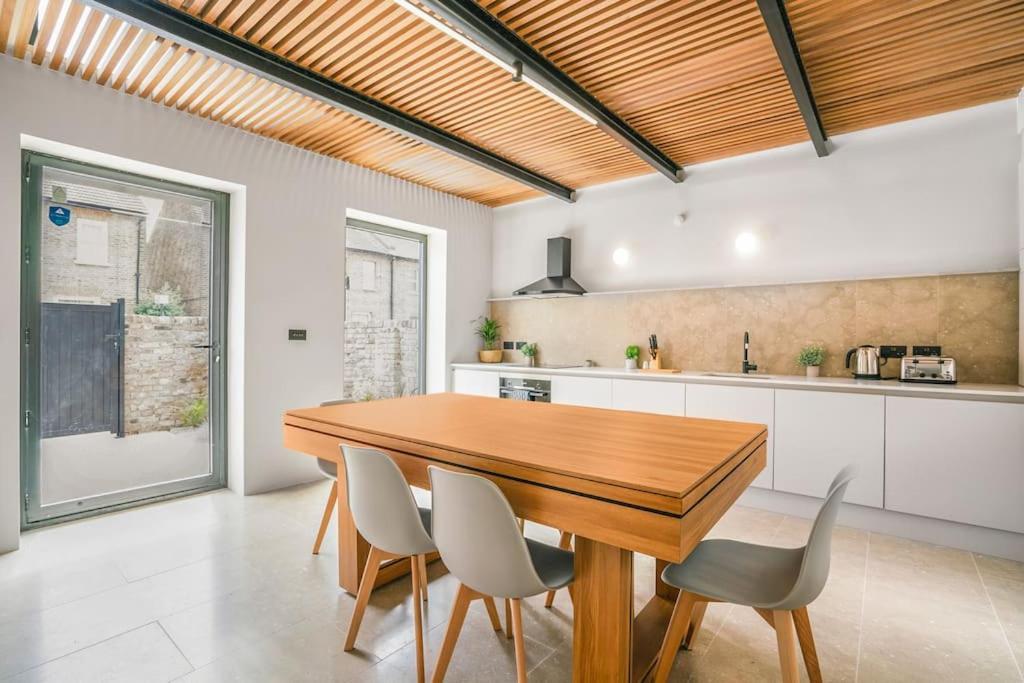 Tottenham- Exquisite 4-Bed Retreat With Ping Pong And Pool - Sleeps 7, Free Parking, Contractors & Long Stays Welcome Londen Buitenkant foto