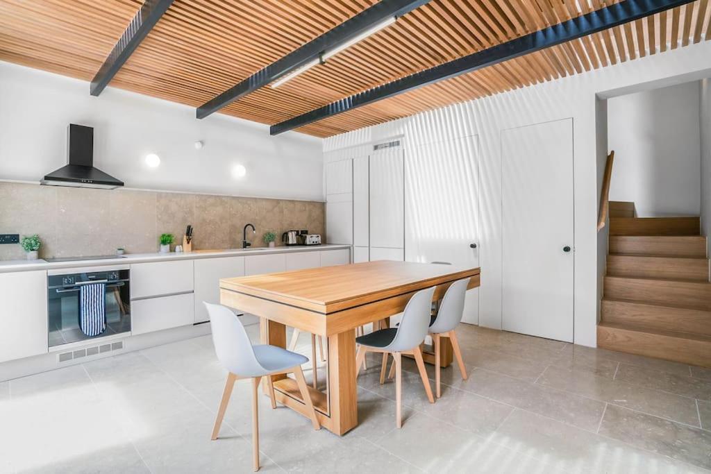 Tottenham- Exquisite 4-Bed Retreat With Ping Pong And Pool - Sleeps 7, Free Parking, Contractors & Long Stays Welcome Londen Buitenkant foto