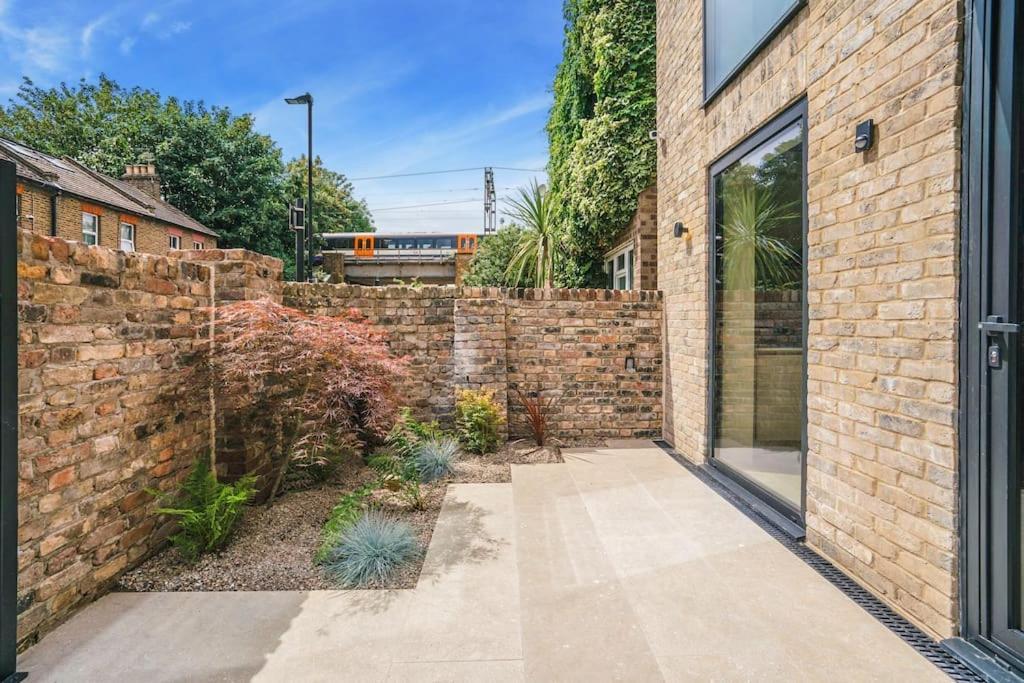 Tottenham- Exquisite 4-Bed Retreat With Ping Pong And Pool - Sleeps 7, Free Parking, Contractors & Long Stays Welcome Londen Buitenkant foto